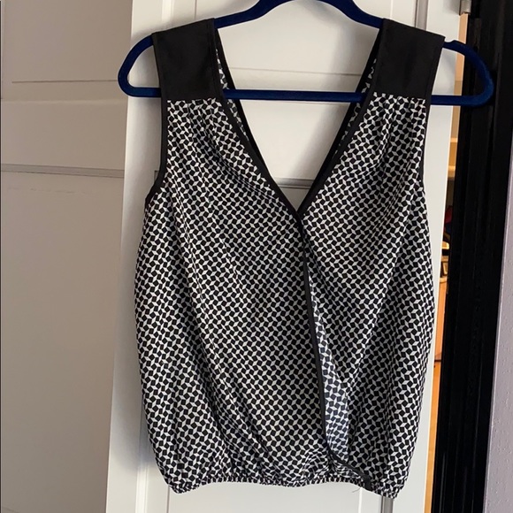 Black and white print blouse. - Picture 1 of 4